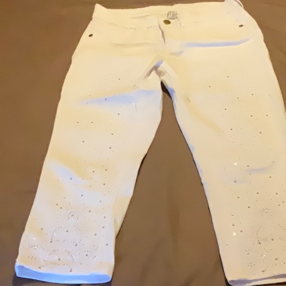 White cropped pants with silver stones on the front